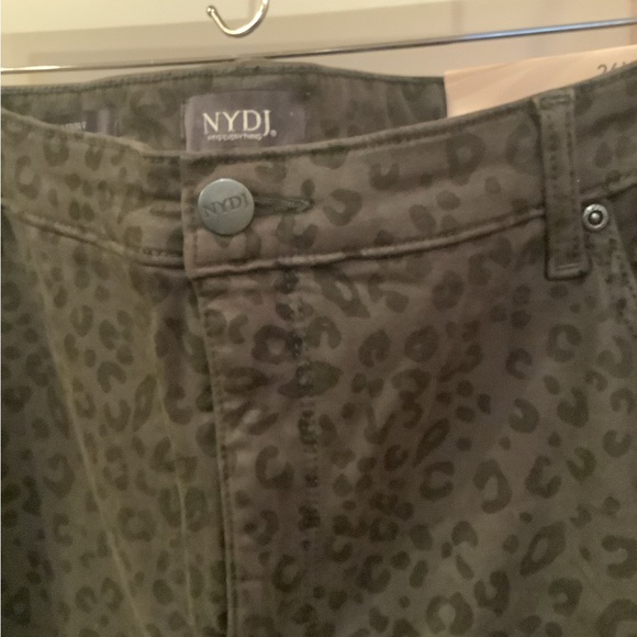 NYDJ Leopard Print Skinny Jeans in Gray Stretch Denim. Size 26W. - Picture 2 of 13